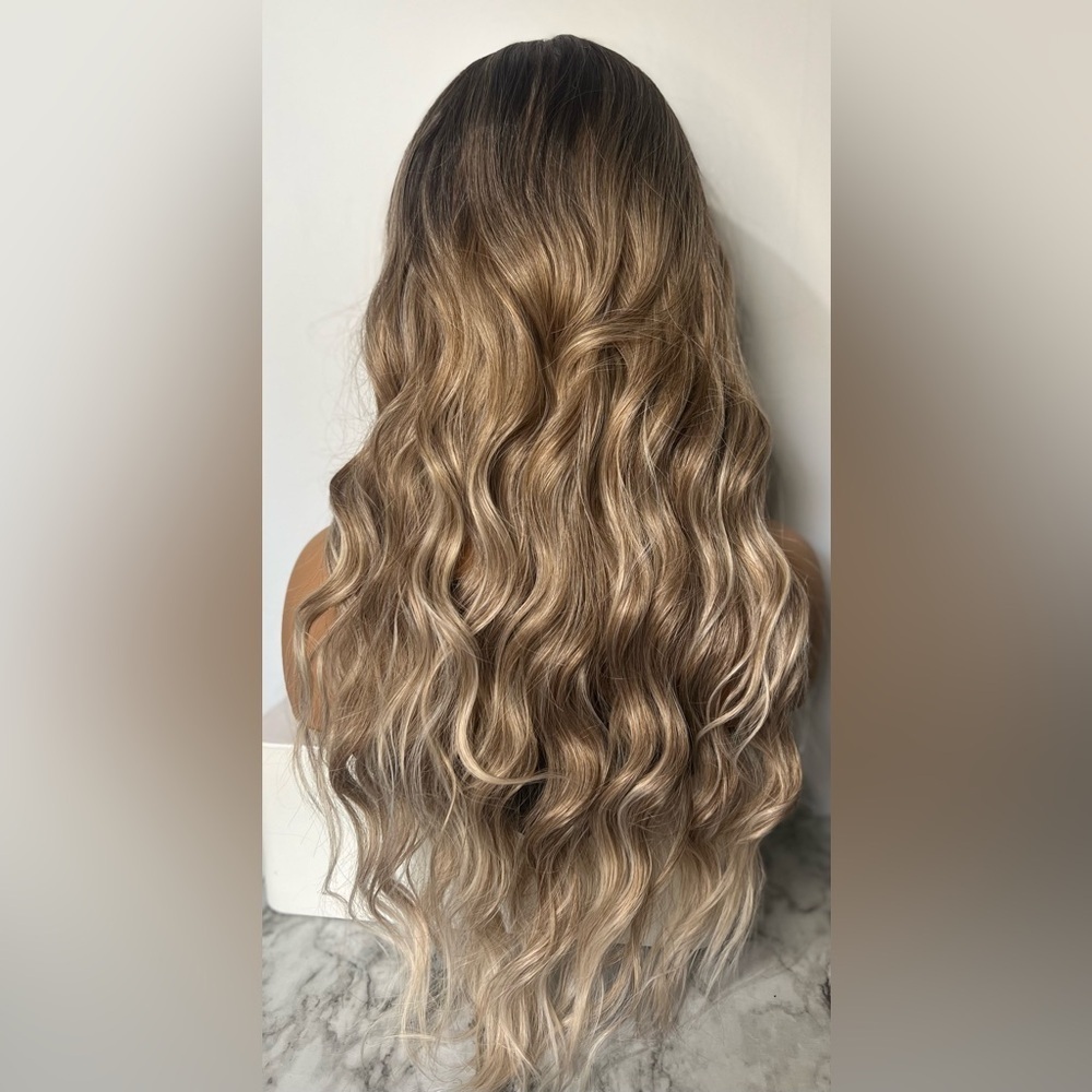 Invisible Lace  front Closure Balayage Blonde Wig 26 Inch long - Realistic - Picture 5 of 7